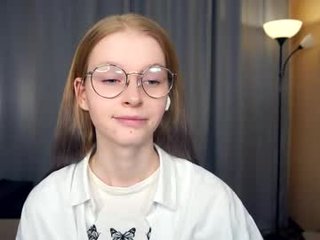 leolakorner 18 y. o. cute cam girl enjoys ass penetration