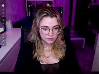 remywild 29 y. o. cam girl showing big tits and big ass