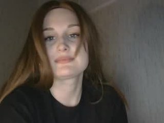lolalibellule 25 y. o. blonde cam girl loves her feet showing