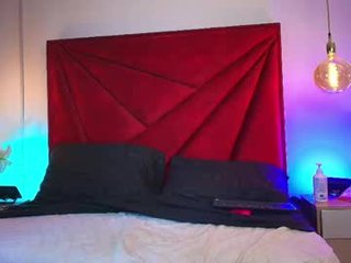 nahomiross 37 y. o. blonde cam girl with big boobs teaching how to have sex