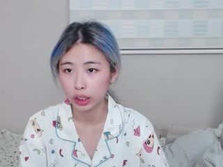 berniceafra 18 y. o. blonde cam girl loves her feet showing