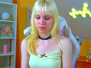 hannahhollis 19 y. o. cute blonde cam girl gets her pussy banged very hard